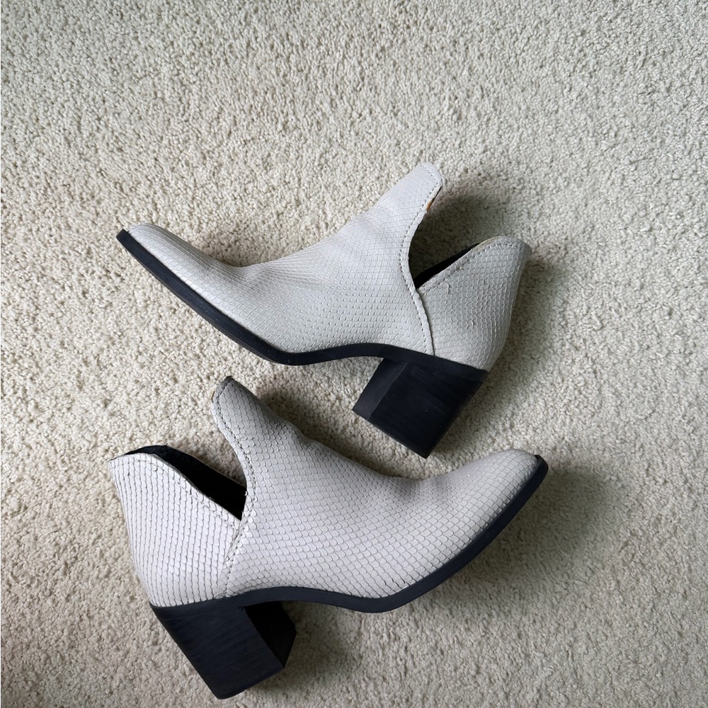 Steve Madden Cream Heeled Boots - Picture 3 of 4